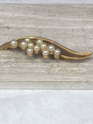 vintage signed crown trifari stylized leaf brooch gold tone with faux pearls 3
