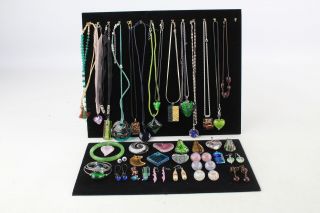 25 X Vintage & Retro Glass Bead Jewellery Inc.  Earrings,  Pendants,  Bangle