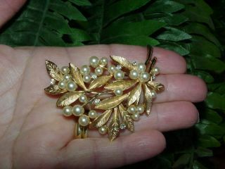 Vintage CROWN TRIFARI - gold tone - faux pearl - rhinestone - LEAF PIN - brooch 2