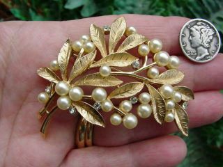 Vintage CROWN TRIFARI - gold tone - faux pearl - rhinestone - LEAF PIN - brooch 3