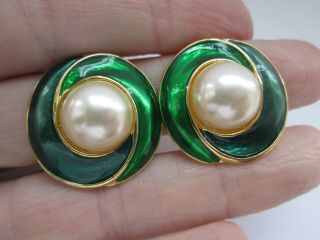 Vintage 1980s Emerald Enamel Faux Pearl Gold Tone Round Circle Clip On Earrings