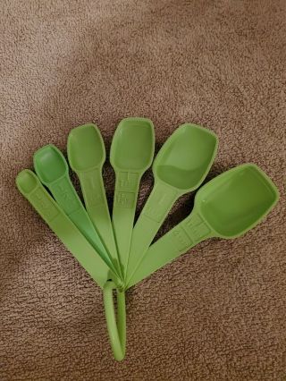 Vintage Tupperware Green 6 Measuring Spoons Plus D - Ring