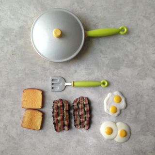 Tyco Kitchen Littles Barbie Food Breakfast Eggs Bacon Frying Pan Spatula Toast