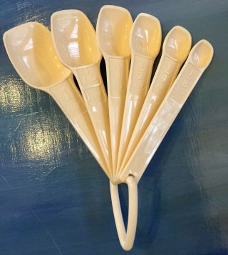 Vintage Tupperware Nesting Measuring Spoons 7 Piece Set W/ Ring Holder Almond