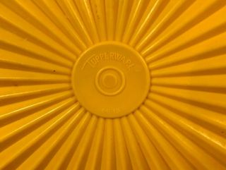 Vintage.  Tupperware.  YELLOW.  6” X 6” Replacement Lid Press And Seal 841 2