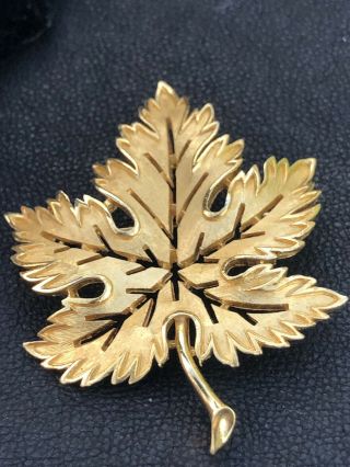 Stunning Hi End Estate Vintage Etched Maple Leaf Goldtone Brooch Pin