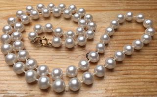 Lovely Mid Length White Faux Pearl Bead Necklace/vintage Look/retro/classic