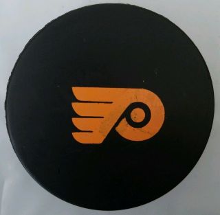 PHILADELPHIA FLYERS VINTAGE NHL APPROVED VICEROY MFG OFFICIAL GAME PUCK - CANADA 2