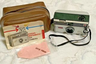 Kodak Instamatic 104 Camera With Case And User Man - Vintage 1960 