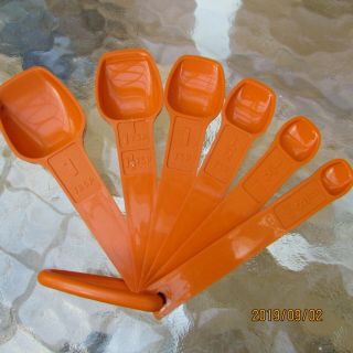 Vintage Tupperware Replacement 6 Measuring Spoons & Ring Burnt Orange