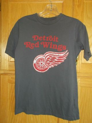 Nhl Detroit Red Wings Distressed Team Logo Gray Size Small Short Sleeve T Shirt