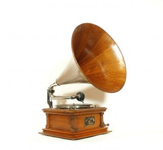 1904 Victor E Phonograph w/Matching Wood Horn & Stunning 2