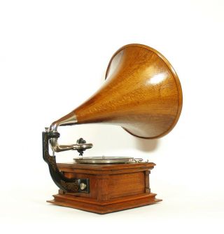 1904 Victor E Phonograph w/Matching Wood Horn & Stunning 3