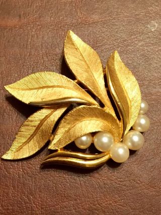 Crown Trifari Gold Tone Leaf and Pearl Brooch - Great Vintage 2