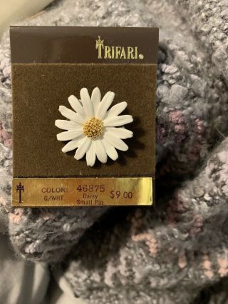 Signed Crown Trifari Vintage Brooch Pin Retro Metal Flower Daisy Enameled