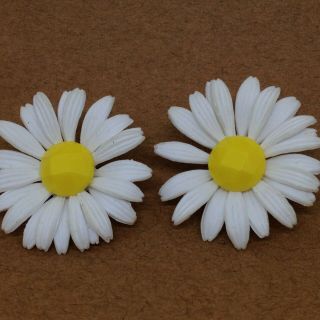 Vintage Daisy Flower Clip On Earrings White Yellow Plastic Costume Jewelry