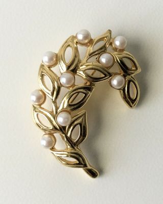 Vtg 70s Signed Trifari Abstract Leaves Brooch - Faux Pearl - Gold Tone - Leaf