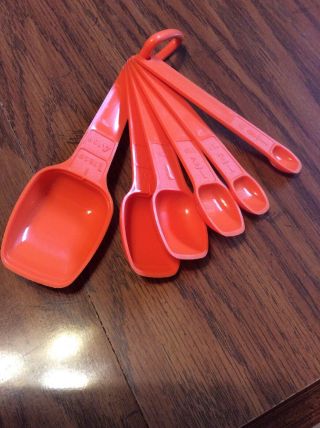 Vintage Tupperware 6 Piece Measuring Spoon Set And Holder Orange