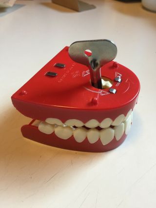 Vintage Yakity - Yak Talking Teeth Novelty Gag 1949 w/ Box,  key,  and instructions 2