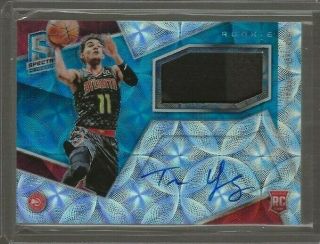 2018 - 19 Panini Spectra Trae Young Rc Auto Jersey Neon Blue Prizm 79/99 Hawks