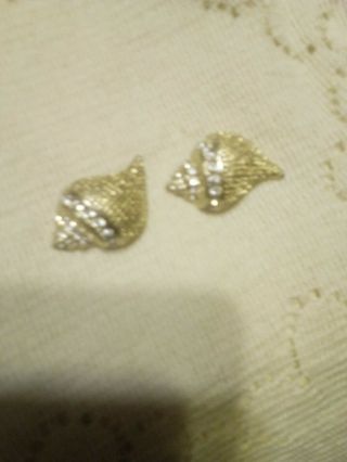 Sign KJL Kenneth Jay Lane Vintage Sea Shell Gold Tn Rhinestone Clip Earrings 2