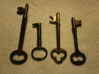 SET OF 4 Old [Vintage /Antique] Skeleton Keys L@@K METAL DETECTOR FIND 2