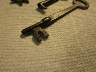 SET OF 4 Old [Vintage /Antique] Skeleton Keys L@@K METAL DETECTOR FIND 3