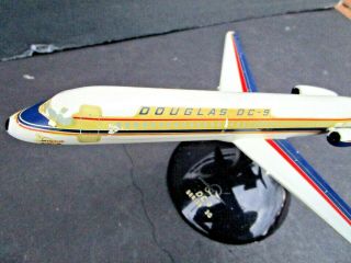 DOUGLAS DC 9 DESK TOP WALTER J HYATT NORTH HOLLYWOOD CALFORNIA MODEL AIRPLANE 2
