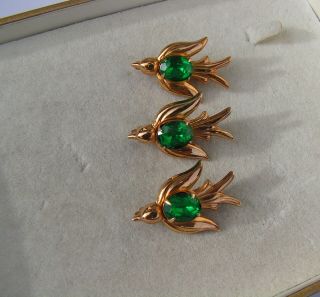 3 B ' FUL VTG SMALL BIRDS IN FLIGHT BROOCHES WITH SPARKLY EMERALD GREEN STONE 3