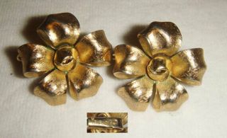 Vintage Signed Trifari Earrings Gold Tone Metal Flower Clip On Earrings