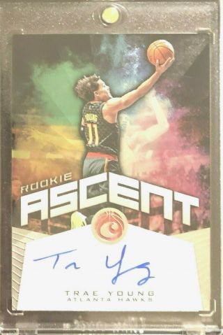 Trae Young 2018 - 19 Chronicles Rookie Ascent On Card Auto Rookie Rc D 32/99