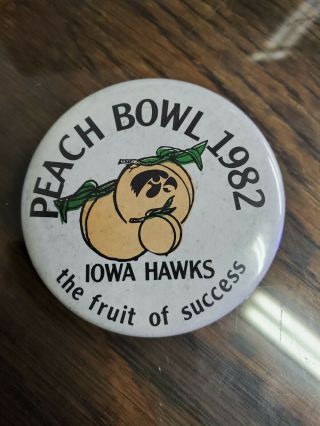 Vintage Iowa Hawkeyes Football Peach Bowl 1982 Button Pin " The Fruit Of Success "