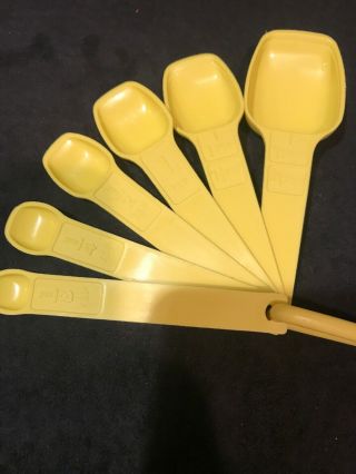 Vintage Tupperware Measuring 6 Spoons Yellow Harvest Gold Ring Guc