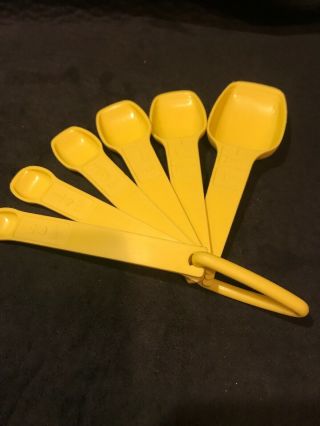 Vintage Tupperware Measuring 6 Spoons Yellow Harvest gold Ring GUC 2