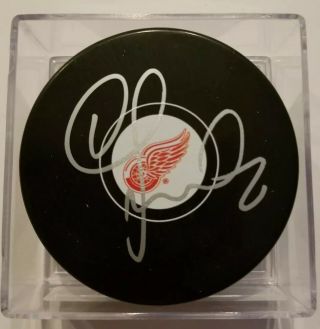 Igor Larionov Signed / Autographed Detroit Red Wings Puck With Case
