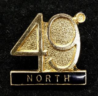 49 Degrees North Skiing Ski Pin Badge Washington Travel Resort Souvenir Lapel