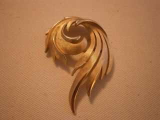 Vintage Crown Trifari Brushed Gold Tone Swirl Leaf Flower Brooch Pin
