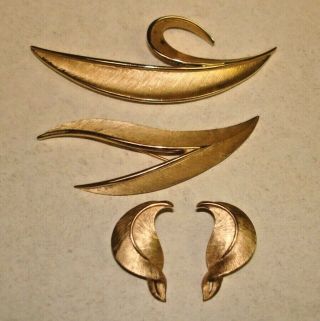 Vintage Trifari Signed Brushed Gold Tone Leaf Brooch Clip Earrings Jewelry Set