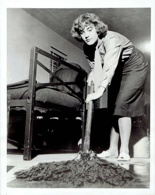 1943 Vintage Photo Ww2 Us Marine Woman Cleans Barracks Air Station River Nc