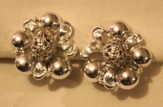 Delightful Coro Vintage Cluster Of Shiny Silvertone Textured Beads Clip Earrings