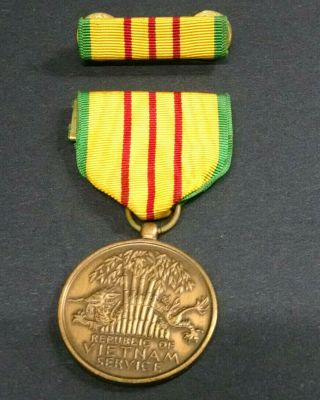 Vintage Gi Republic Of Vietnam Service Medal & Ribbon Lapel/hat Pin/badge Set