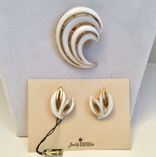 Vintage Signed Crown Trifari Gold Tone White Enamel Pin & Earrings Set Nwt