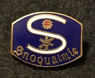 Snoqualmie Skiing Ski Pin Badge Washington Resort Souvenir Travel Lapel