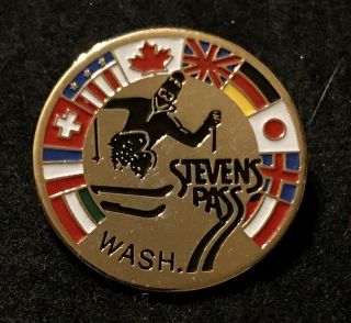 Stevens Pass Skiing Ski Pin Badge Washington Travel Resort Souvenir Lapel