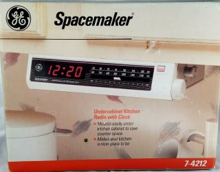Vintage Spacemaker Model 7 - 4212 Under Cabinet Am/fm Radio With Clock