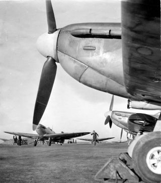 Spitfires 340 (french) Sqn - Totally Keystone Press Photo (240)