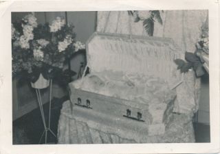 O13 Vintage Photo B&w Snapshot Post Mortem Dead Baby In Open Coffin Casket 4x5 D