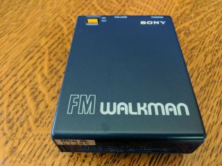 1980 Sony Fm Walkman Srf - 40w Blue W/belt Clip & Leather Case