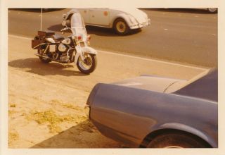 Oc1 Vintage 3x5 Color Photo 1971 California Chp Motorcycle & Vw Bug W Flowers