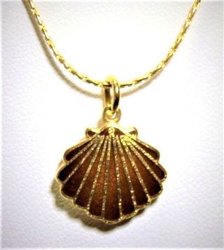 Vintage Gold Tone Chain With Seashell Pendant 18 Inches